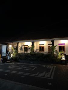 a white building with lights on it at night at Penginapan Angsoka 1 in Singaraja