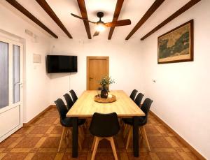 a dining room with a wooden table and chairs at Casa Rural San Gregorio in Alcalá del Júcar