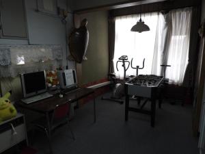 a room with a desk with a computer and a desk sidx sidx sidx at Ebeotsu Onsen in Takikawa