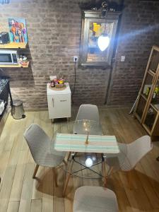 a dining room with a glass table and chairs at Loft con patio frente a Mercado San Telmo, 2 baños in Buenos Aires