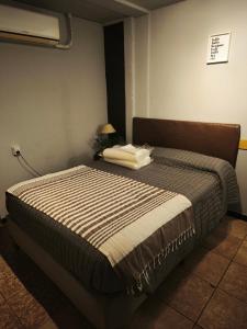 a bedroom with a bed in a room at Pausa viajera in Las Heras