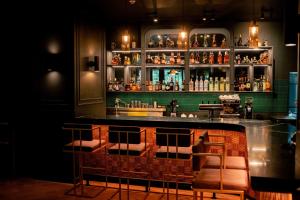 eine Bar mit Theke und Stühlen in einem Raum in der Unterkunft Venus Parkview Hotel in Baguio City