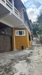 a yellow building with a window on the side of it at Apartamento em Petrópolis 1 quarto completo in Petrópolis