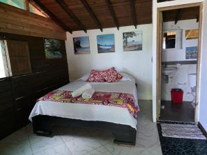 a small bedroom with a bed and a sink at Ecolodge SOY NUQUI in Nuquí