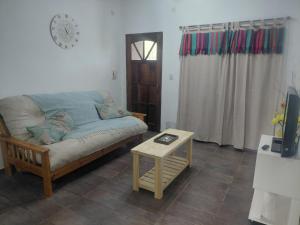 a living room with a couch and a table at Quinta Los Sauces in Nueve de Julio