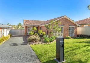 a house with a parking meter in the front yard at Flinders Hideaway in Shellharbour