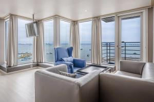 a large living room with a view of the ocean at Dangjin Hotel IVAN in Dangjin