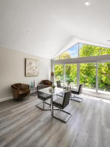 a living room with a table and chairs at Luxury Nest B&B in Niagara-on-the-Lake