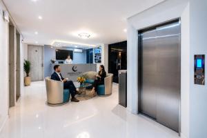 two people sitting in chairs in a lobby at Piedra Luna in Cali +77 photos