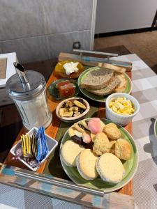 a tray with plates of food on a table at Pausa viajera in Las Heras