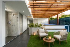 a room with a pool and two chairs and a table at Piedra Luna in Cali