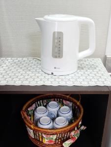 a toaster sitting on top of a counter with a basket at 時の宿 in Kawagoe