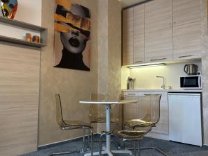 a kitchen with a table and chairs in a kitchen at Apartment Elegance Hrebienok in Starý Smokovec