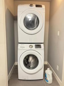 a washing machine and a dryer in a room at Lakeside Home on Second Floor in Langford