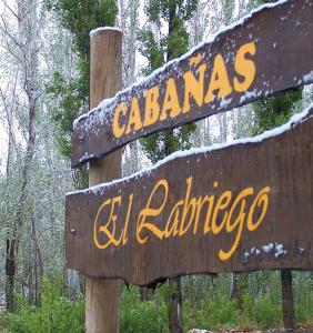 a sign for cabanas el cartarcereo on a wooden post at Cabañas El Labriego in Malargüe