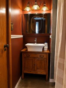 a bathroom with a sink and a mirror at Winston Churchill - le charme Tudor au cœur de Sherbrooke in Sherbrooke