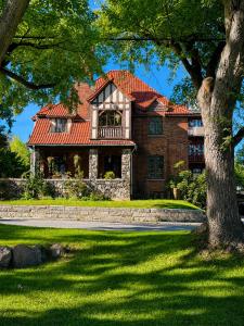 a large brick house with a red roof at Winston Churchill - le charme Tudor au cœur de Sherbrooke in Sherbrooke