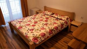 
Łóżko lub łóżka w pokoju w obiekcie Apartamenty nad potokiem
