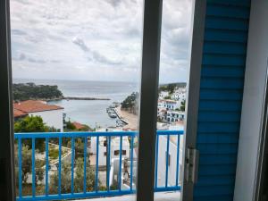 a view of the ocean from a balcony at George Rooms in Votsi