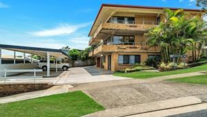 ein Haus mit einem Parkplatz davor in der Unterkunft Yamba Sunset - Central Location in Yamba + 11 Fotos