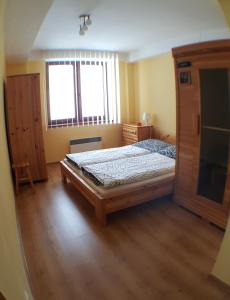 Un dormitorio con una cama grande y una ventana en Donovaly Panorama 31C, en Donovaly