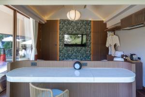 a counter with a clock on it in a room at J Valley Resort in Pong Yaeng