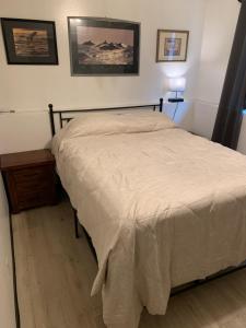 une chambre avec un lit et une table avec une lampe dans l'établissement 410 E 45th Unit 1, à Anchorage