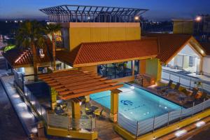 een uitzicht op een huis met een zwembad bij Hotel Calafia in Mexicali