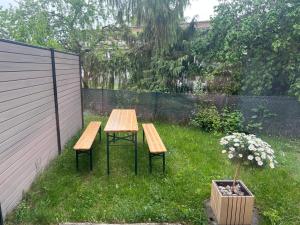 a picnic table and two chairs in a yard at Rückzugsort in Reichenbach