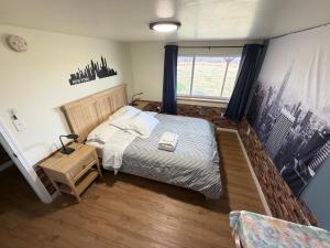 a bedroom with a bed and a window at Homerhome in Homer