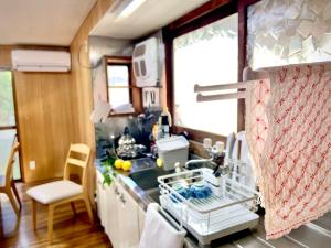 a kitchen with a dish drying rack in a rv at 宇佐神宮近く- 神さまと仏さまと kamisama to hotokesama to in Nagasu