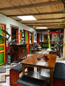 a living room with a table and a piano at Casa de La Abuela Irene in Calarcá