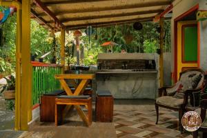 a patio with a wooden table and a kitchen at Casa de La Abuela Irene in Calarcá