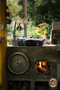 a stove with pots and pans over a fire at Casa de La Abuela Irene in Calarcá