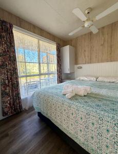 a bedroom with a bed and a large window at Holbrook Motor Village in Holbrook +29 photos