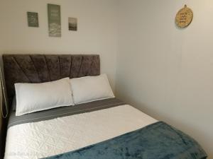 a small bedroom with a bed with a headboard at Room cerca al aeropuerto #3 in Bogotá