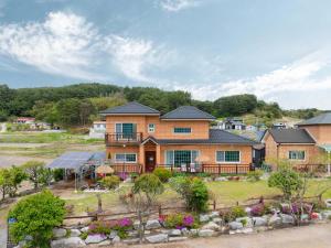 an image of a house with a solarium at U&I Pension in Yangyang