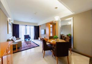 a living room with a table and a dining room at Dan Executive Apartment Guangzhou Zhujiang New Town in Guangzhou