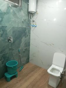 a bathroom with a toilet and a mop in it at Hotel Shankar Place in Khātu