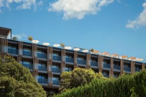 an office building with a blue sky in the background at Hotel Sumratin in Dubrovnik