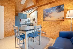 a kitchen and dining room with a table and chairs at Bungalows im Grünen in Lychen