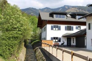 a house with a walkway next to a building at Ferienwohnung Stuibock in Fischen