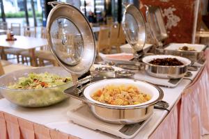 成田的住宿－成田愛森酒店，自助餐,桌上有碗食物