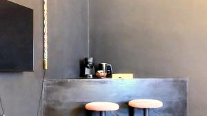a counter with two pink stools in a kitchen at Matilde Rooms in La Spezia