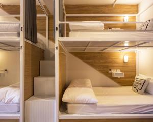 Ένα ή περισσότερα κρεβάτια σε δωμάτιο στο Bed One Block Hostel