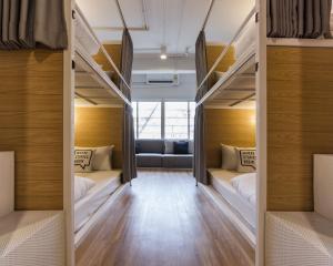 Ένα ή περισσότερα κρεβάτια σε δωμάτιο στο Bed One Block Hostel