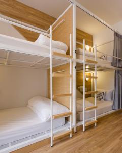 Ένα ή περισσότερα κρεβάτια σε δωμάτιο στο Bed One Block Hostel