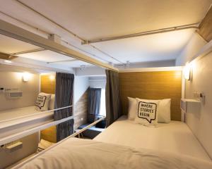 Postel nebo postele na pokoji v ubytování Bed One Block Hostel