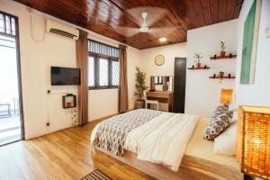 a bedroom with a bed and a television in it at Drop Inn Hostels in Colombo +144 photos