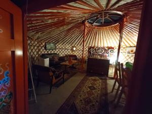a room with a yurt with a table and chairs at Duva jurta in Bistrica